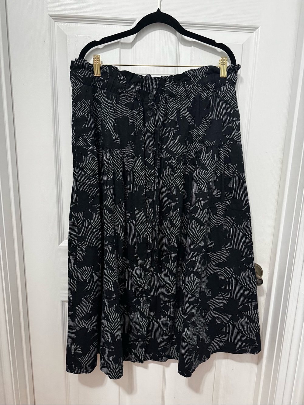 Universal Thread Black & Gray Floral Skater Skirt